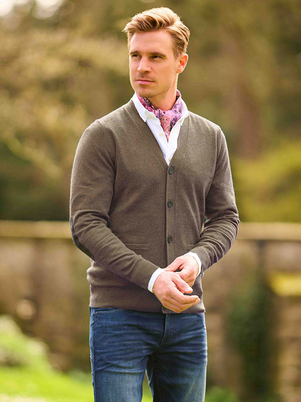 Cardigan_lambswool_met_Harris_Tweed_details_Nutmeg